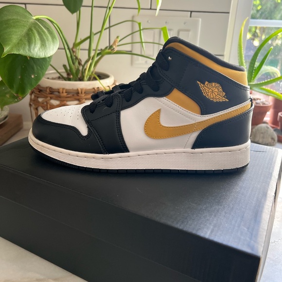 Jordan Other - Jordan 1 mid pollen/black